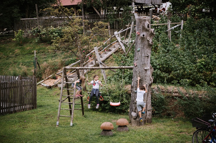 Igrala, plezala Glamping Šlibar